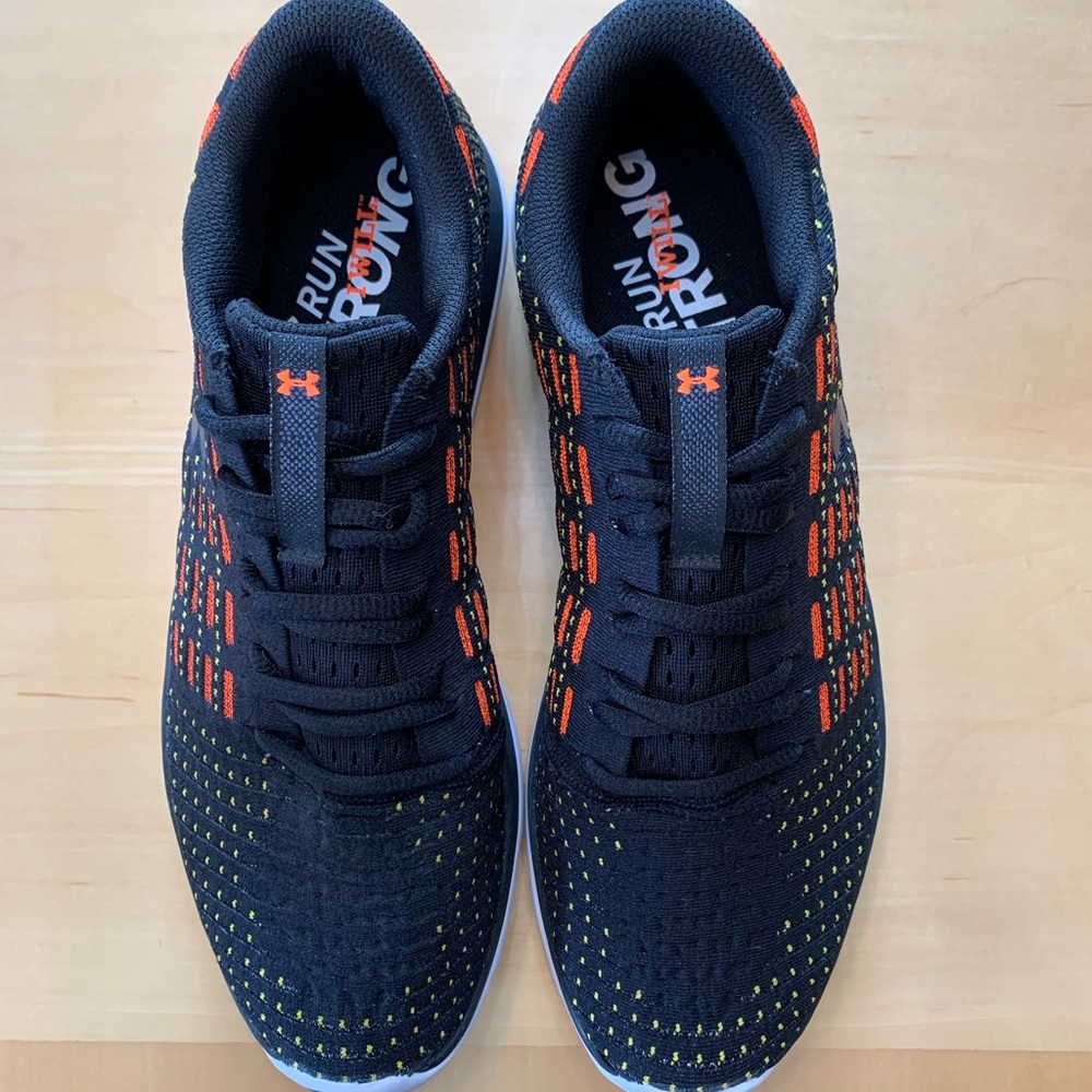 Under Armour Charged Mens Size 10 (Like New)